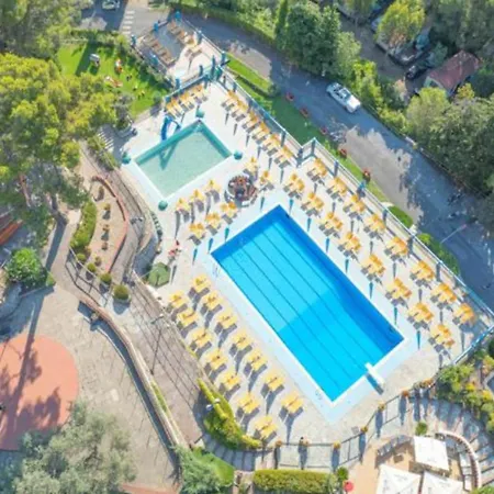 In Ferienresidenz Mit Pool, Cleaning Included